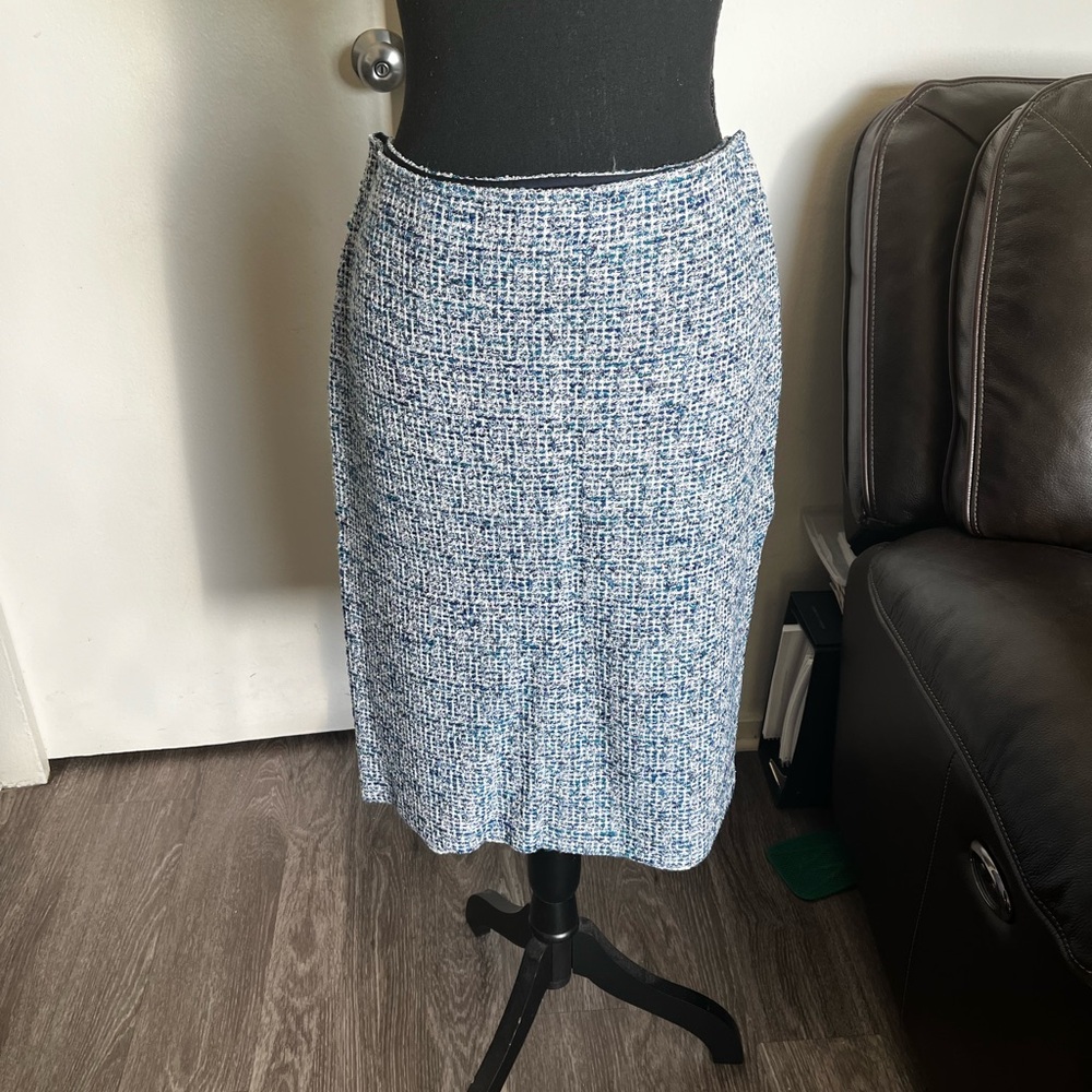 St. John Blue & White Tweed Knit Skirt – Timeless Sophistication